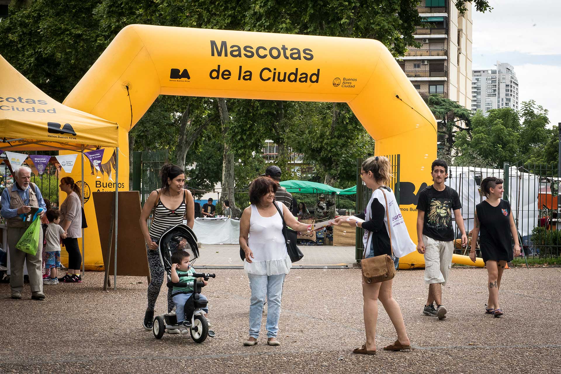 Fotografía de gente ingresando a una plaza donde se desarrolla el evento 'Mascotas de la ciudad', organizado por el Gobierno de la Ciudad Autónoma de Buenos Aires