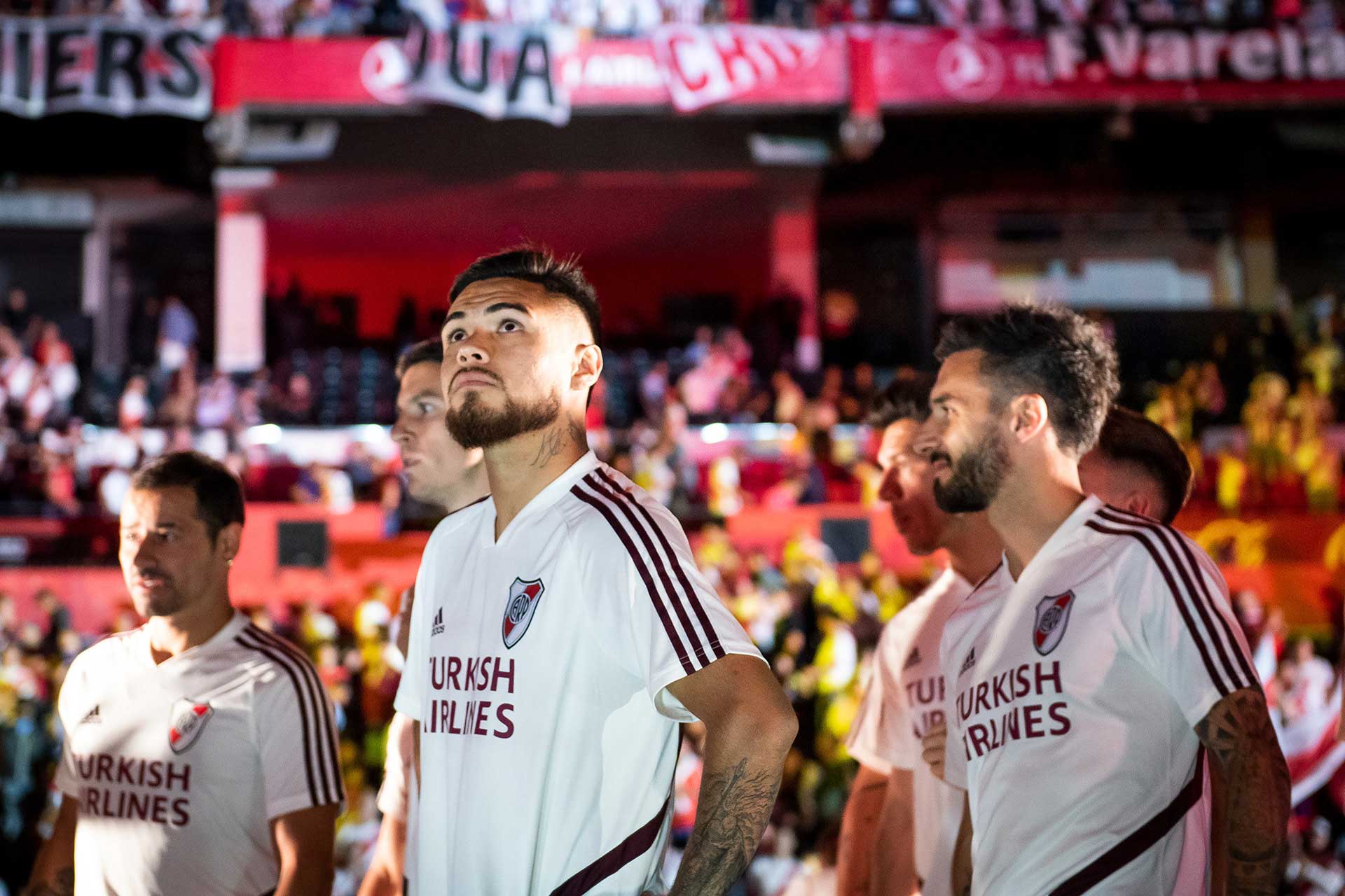 Fotografía de parte de los jugadores de River Plate observando las tribunas desde el campo de juego. Cobertura del evento '09-12 eterno' organizado por el Club Atlético River Plate