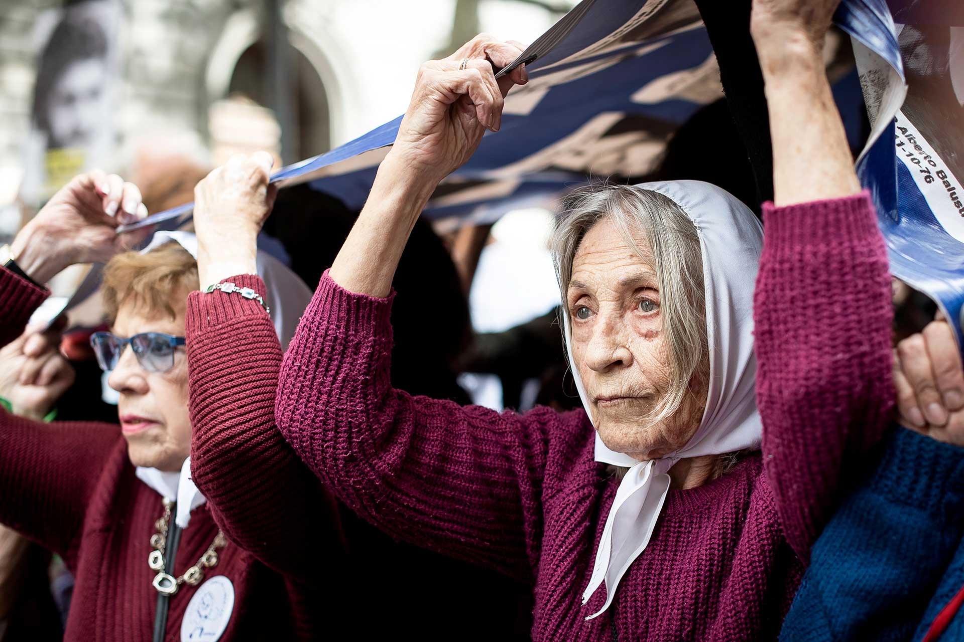 Fotografía de 'Abuelas de Plaza de Mayo' durante una de las marchas del 24 de marzo