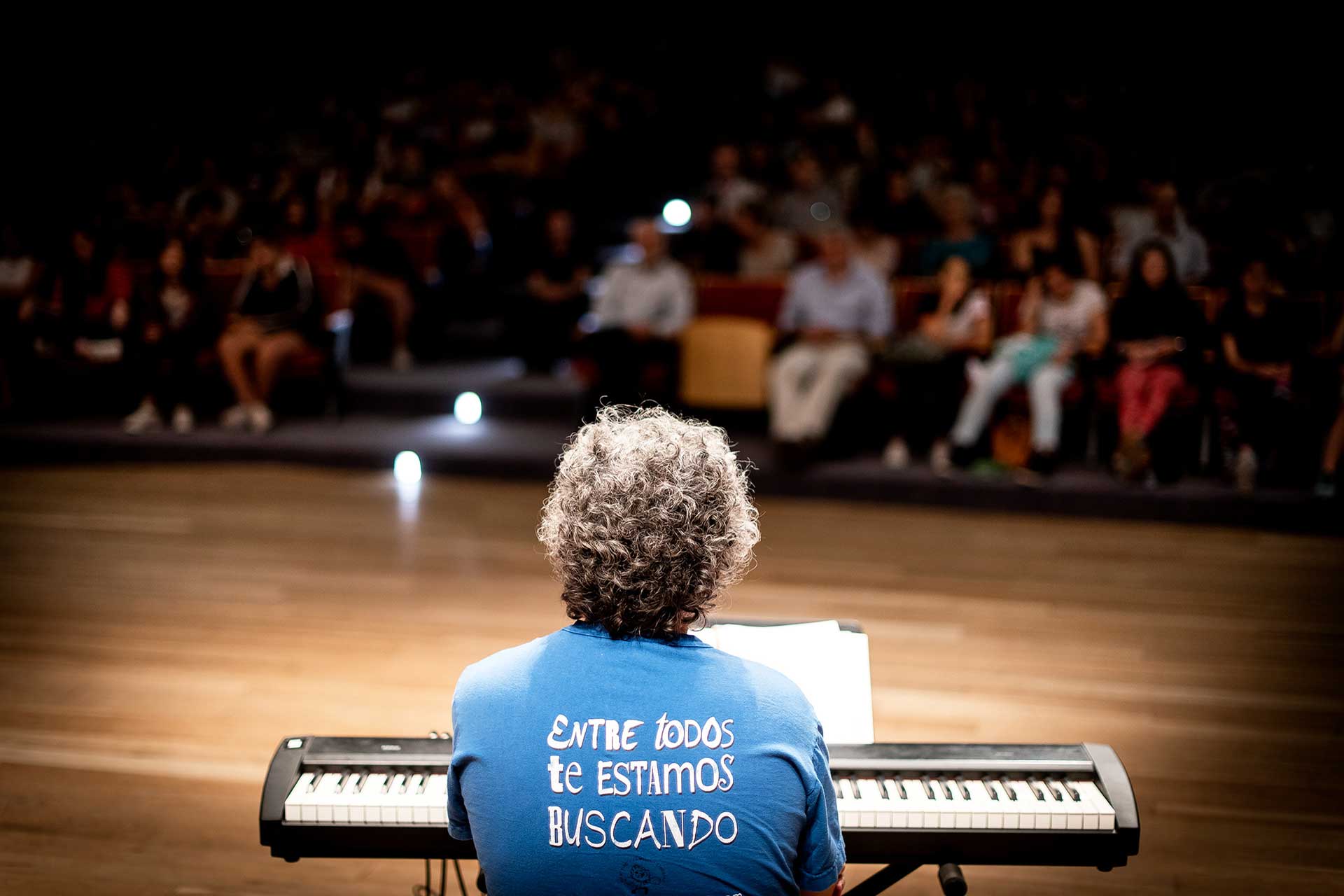 Fotografía, de espalda y en el escenario, durante un recital, de Ignacio Montoya Carlotto, nieto restituido