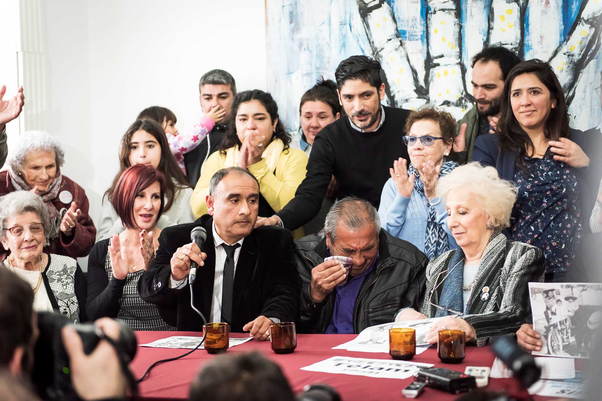 Fotografía de un acto, en la casa de 'Abuelas de Plaza de Mayo' por la restitución del nieto número 128