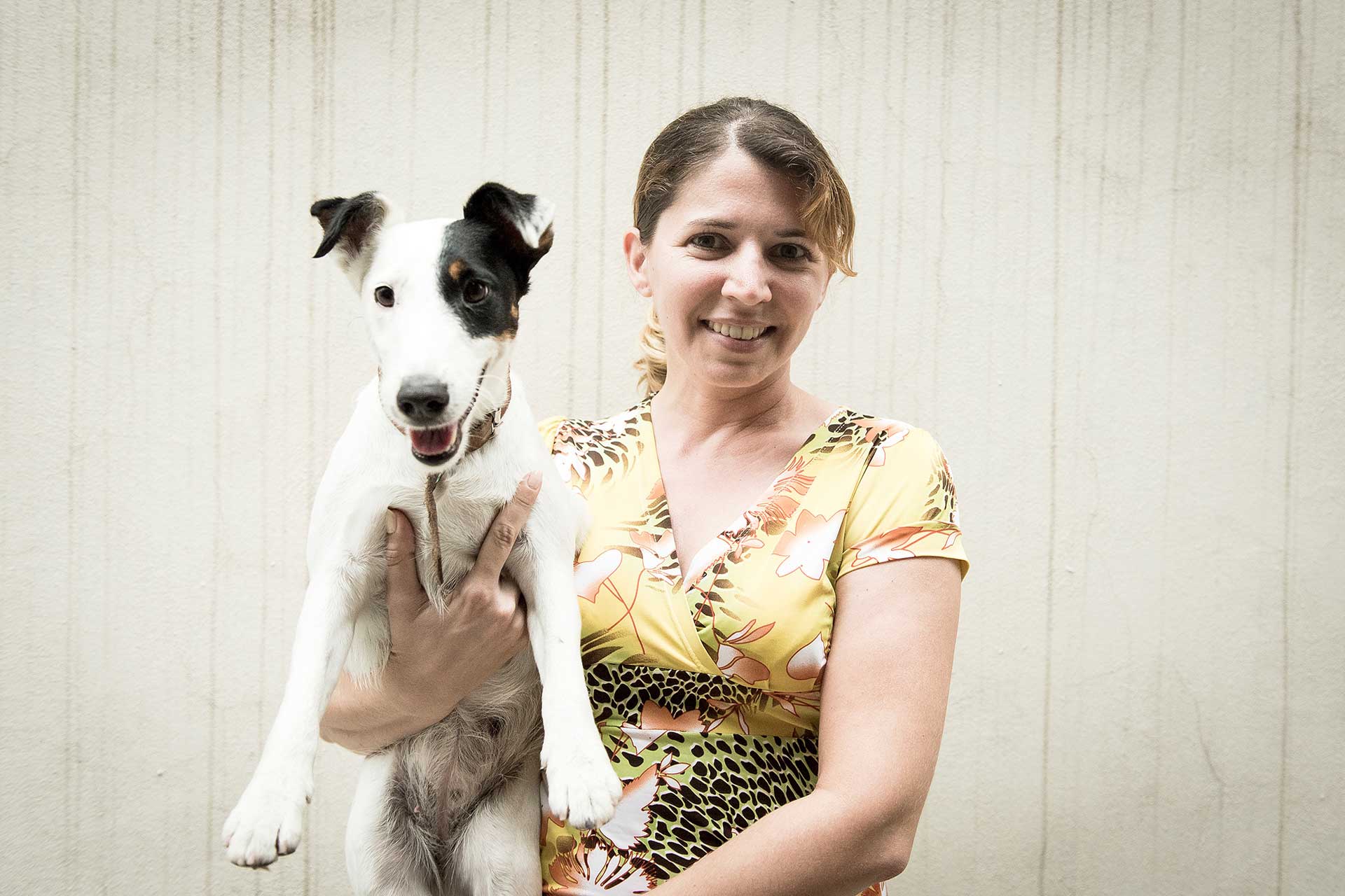 María Laura. Retrato fotográfico de una mujer y su perro