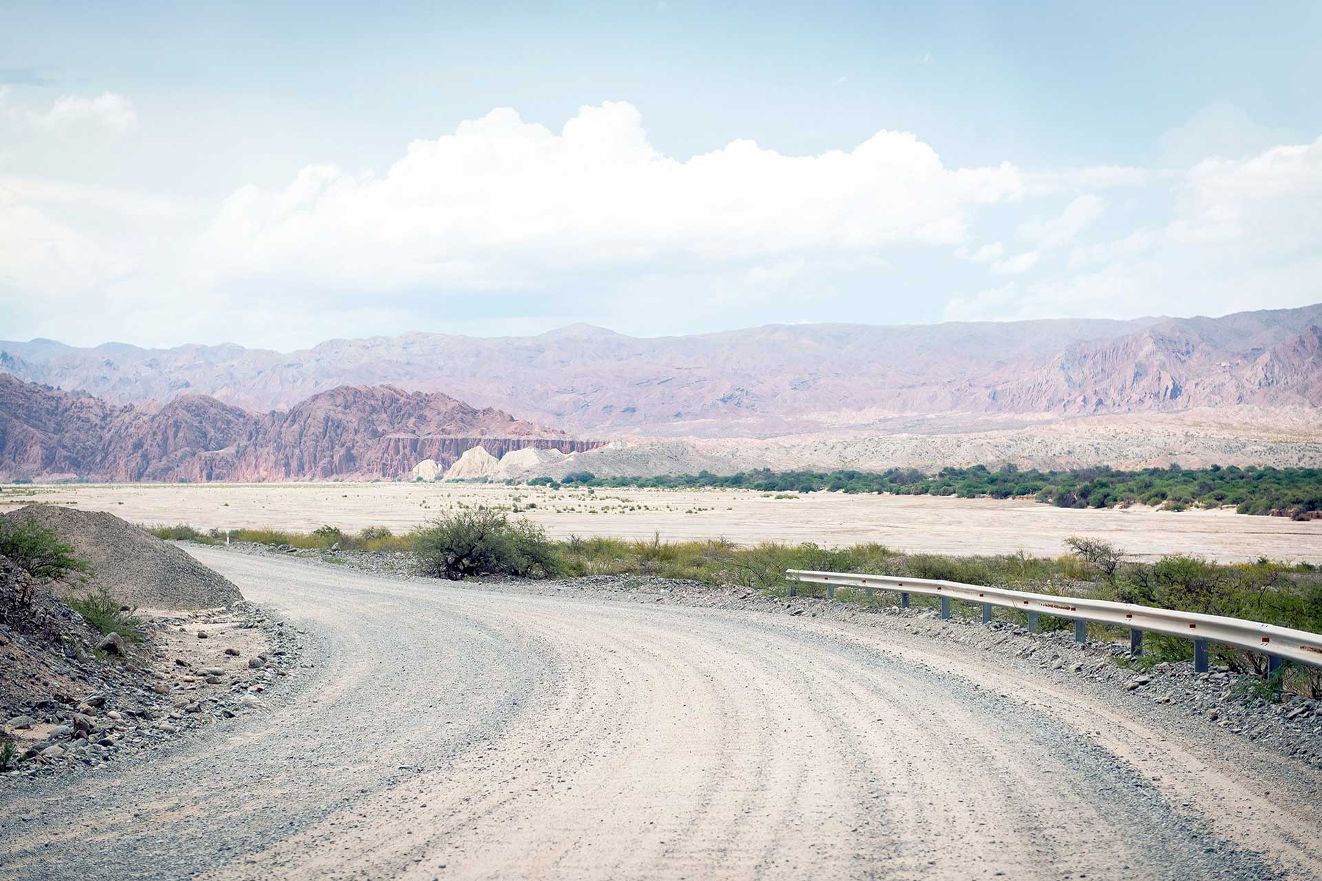 Fotografía de una curva de la Ruta 40 - Salta, Argentina. De fondo las montañas