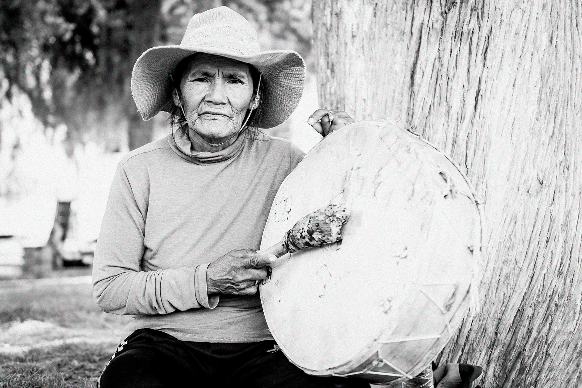 Retrato fotográfico, en blanco y negro, de una señora 'Coplera' en la plaza central de Cachi - Salta, Argentina