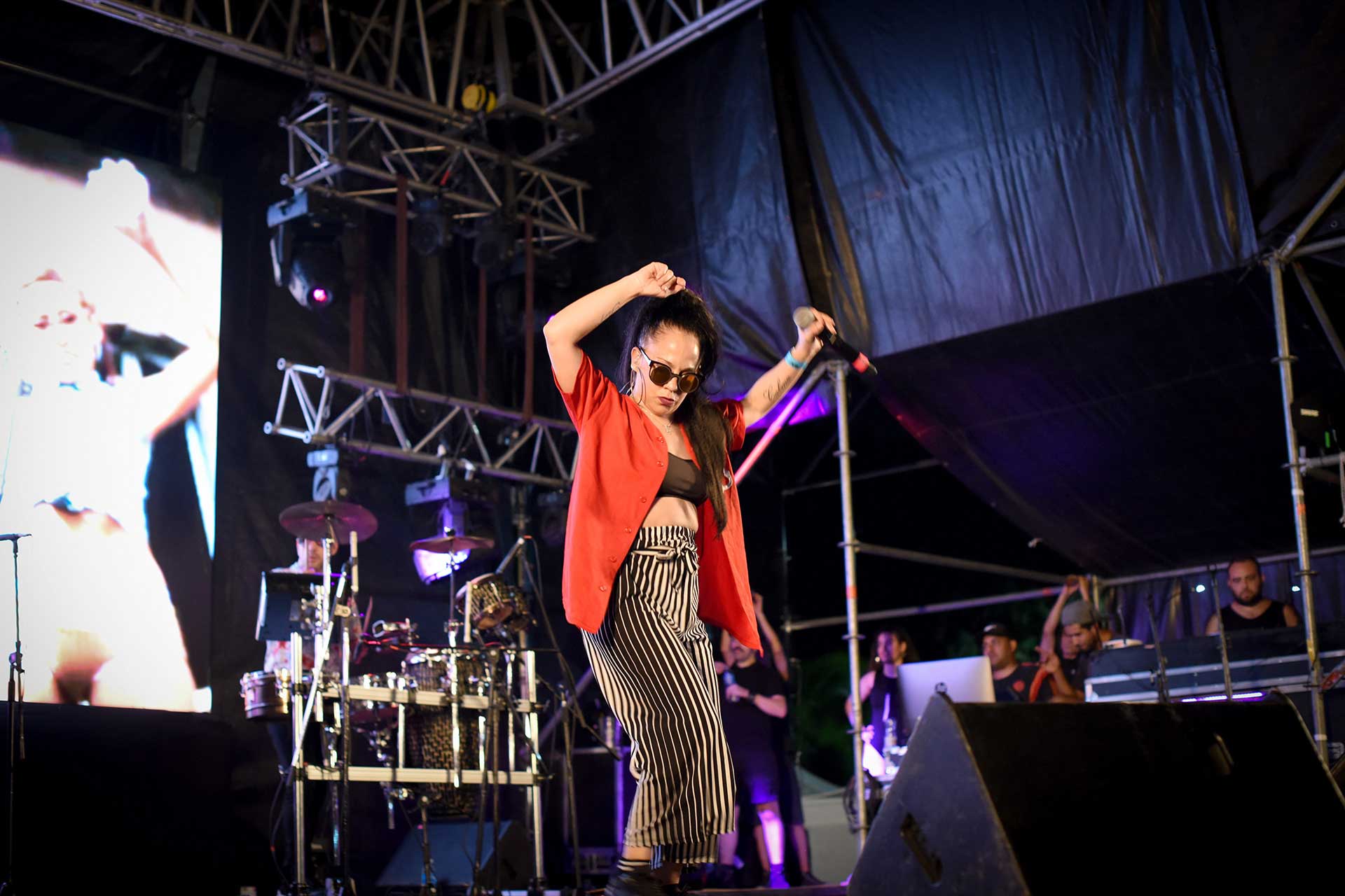 Fotografía de Miss Bolivia bailando sobre el escenario