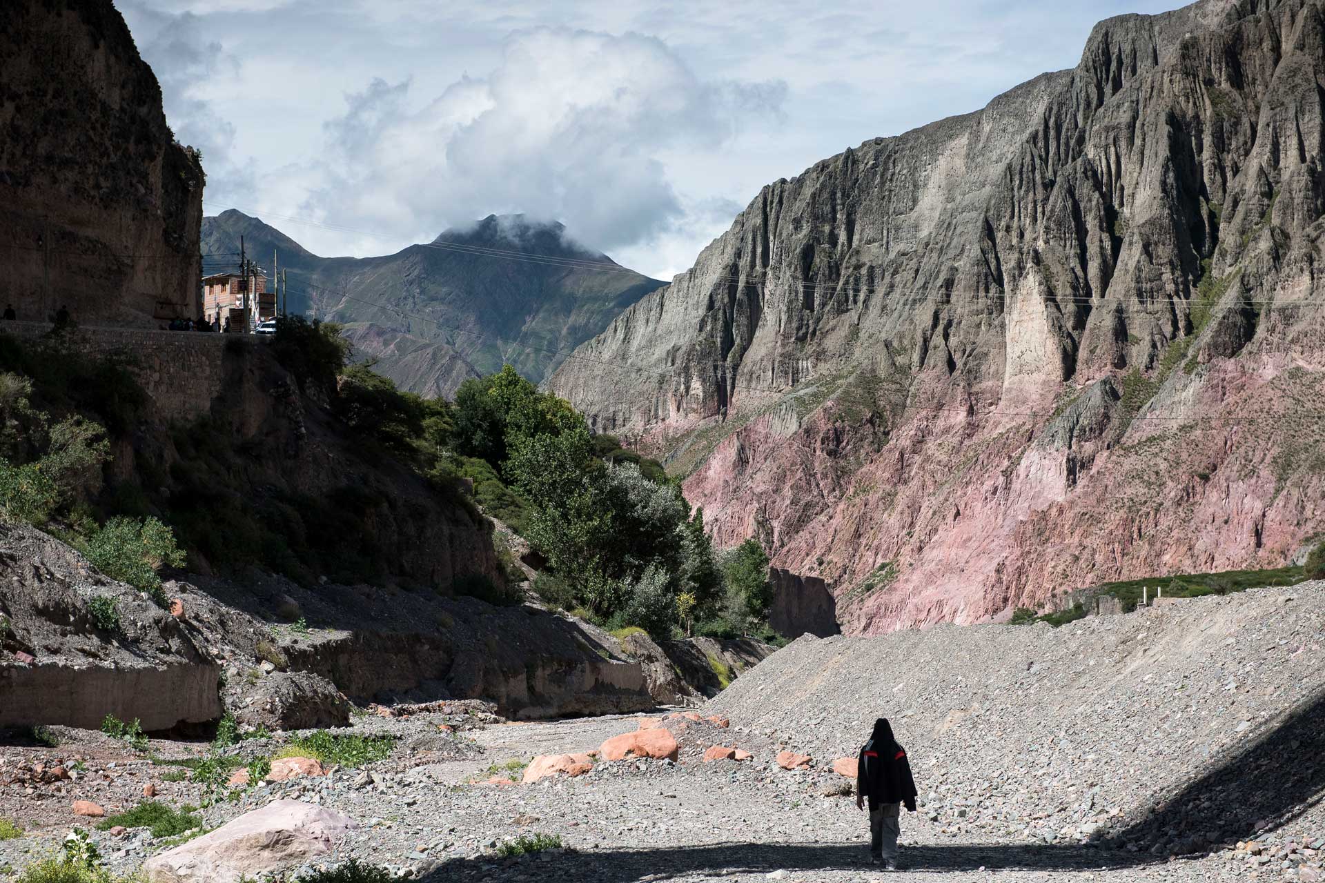 Fotografía de un caminante por el rio seco de Iruya, camino a San Isidro - Salta, Argentina